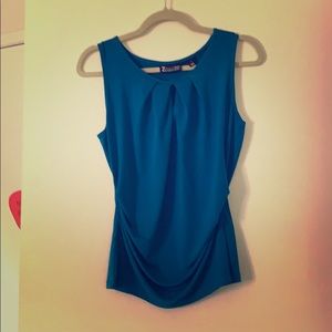 Sleeveless key-hole sheared blouse